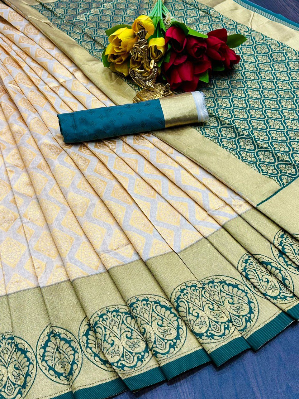 White Pure Silk Banarasi Saree with Kadwa Technique