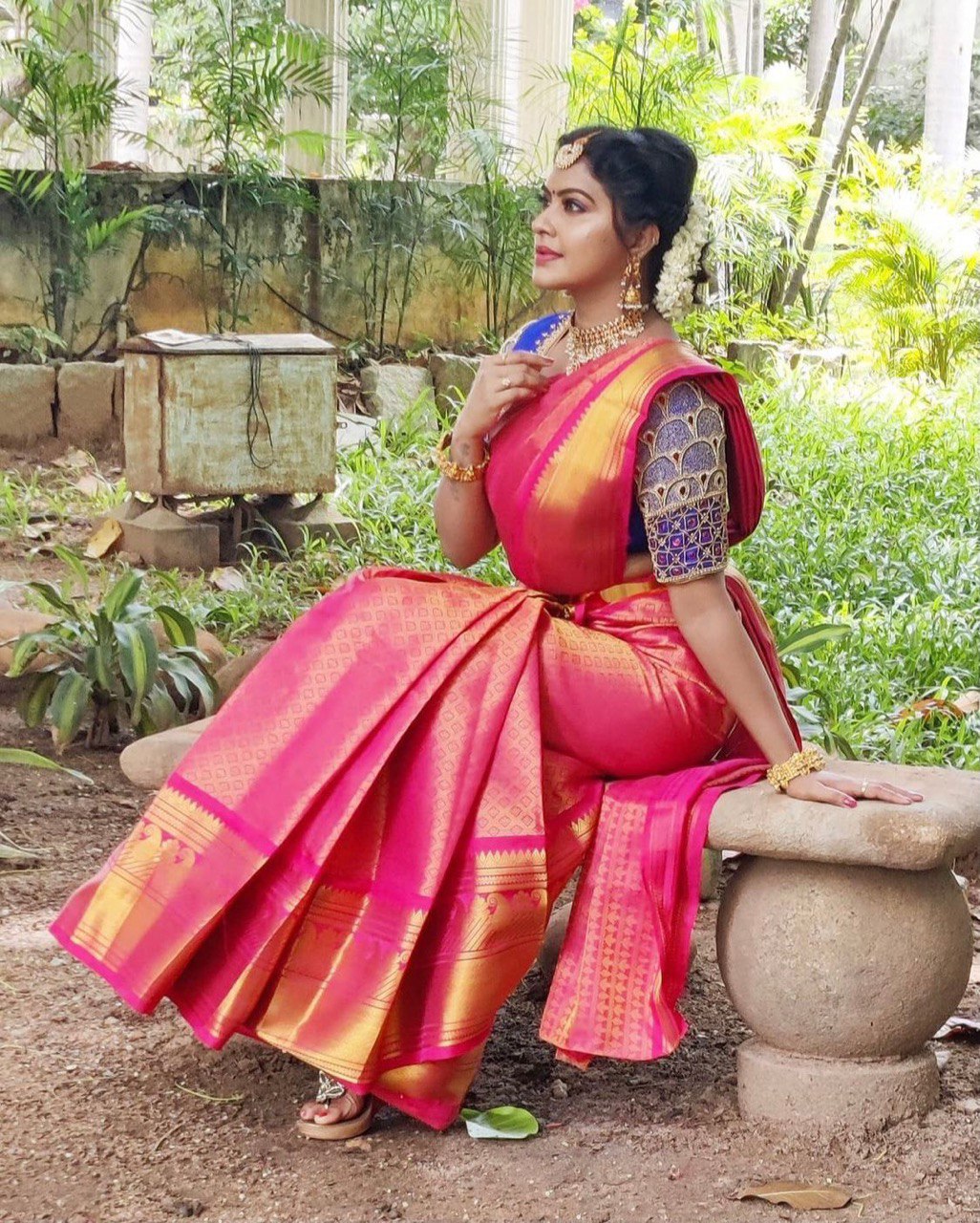 Kanchipuram Banarasi Saree with Golden Weaving Zari Thread Borders