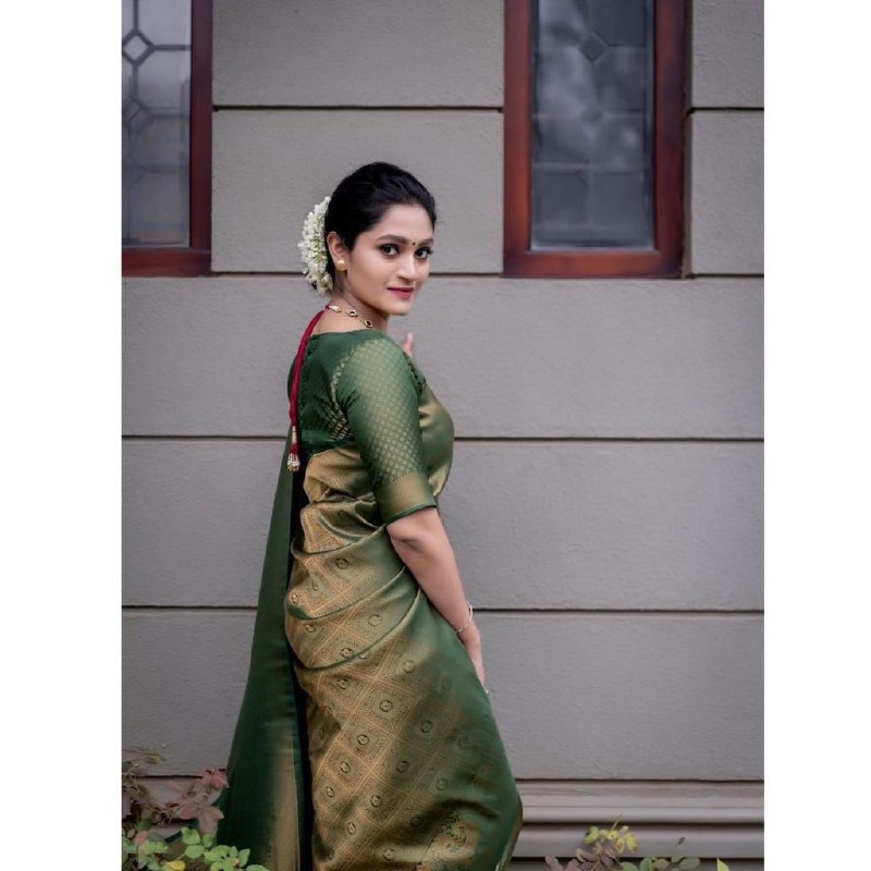 Green Banarasi Jacquard Saree with Zari Woven Pattern